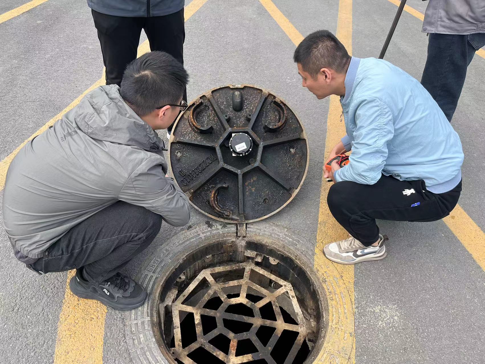 雙洎能源洛陽(yáng)有限公司技術(shù)團(tuán)隊(duì)赴現(xiàn)場(chǎng)保障智能井蓋用一次性鋰電池性能穩(wěn)定